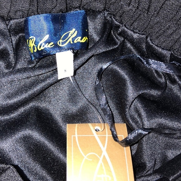 Francesca’s Blue Rain black dainty crochet skirt - Picture 4 of 5